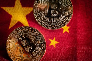 Çin bayrağında Bitcoin sikkeleri, kullanılmasına karşı ülke, yakın zamanda yasaklandı.