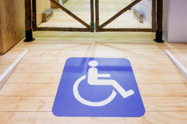 Tekerlekli sandalyeli insanlar için giriş rampası.