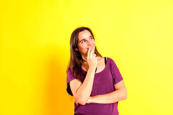 Adorável Jovem Com Gesto Pensativo Pensativo Vestido Casual Isolado Fundo — Fotografia de Stock