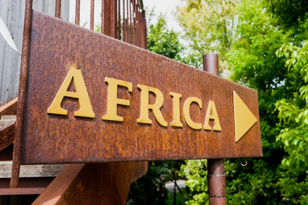 Uma Velha Placa Com Palavra África Feita Metal Enferrujado — Fotografia de Stock