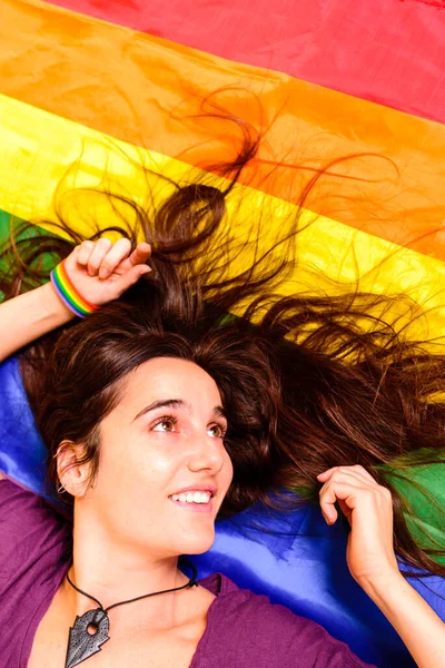 Jovem Estudante Deitada Uma Bandeira Gay Vista Cima — Fotografia de Stock