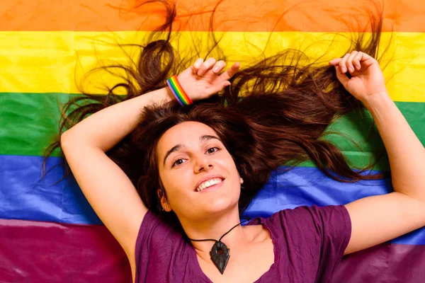 Muito Jovem Sorrindo Mulher Segurando Gay Orgulho Bandeira Isolado Amarelo — Fotografia de Stock