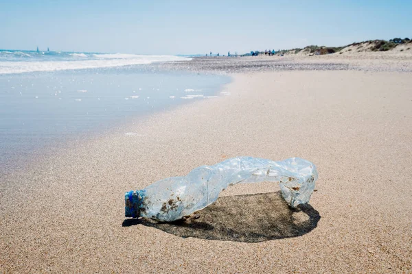 Покинута Пляшка Пластику Домашніх Тварин Березі Чистого Пляжу Забруднюючи Місце — стокове фото