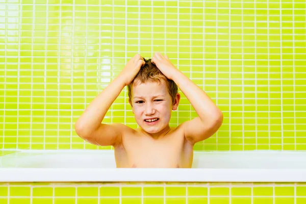 Boy Head Lice Bathtub Frantically Scratches His Head Because Itches — Stock Photo, Image