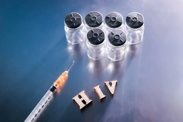Hiv ヒト免疫不全ウイルスに対する新しいワクチンのサンプルとバイアルと注射器 — ストック写真
