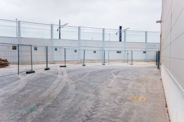 Valencia, İspanya - 9 Haziran 2021: Geçici duvarlar ve metal çitler yeni bir sanayi bölgesini ayırıyor.