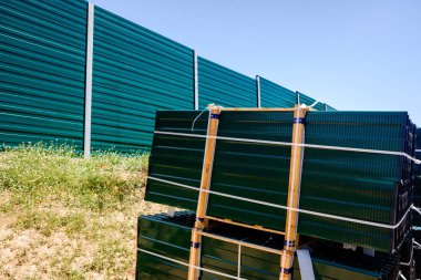 Valencia, İspanya - 6 Haziran 2021: Civardaki evleri araçlardan izole etmek için gürültü önleyici paneller yerleştirilmesi.