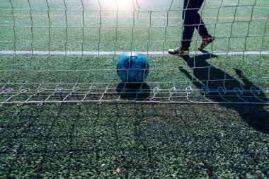 Futbol topu bir kaleci tarafından savunulan bir kaleye giriyor, kopyalama alanı