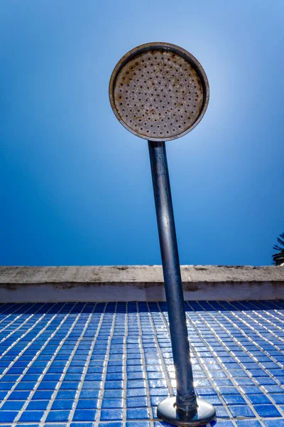 Douchekop Buiten Een Zwembad Koelen Zomer — Stockfoto