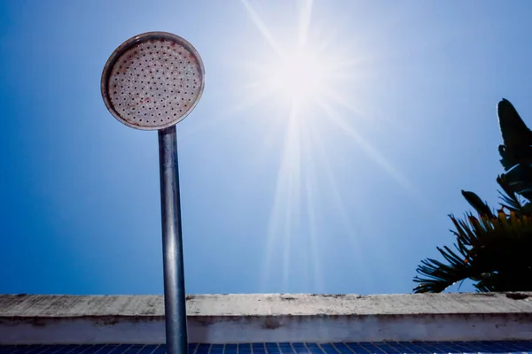 在夏天 干旱的力量限制和水的减少 在干旱的阳光下轻拍 — 图库照片