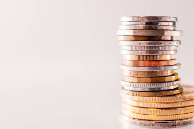 Beyazın üzerinde izole edilmiş ve kopyalama alanı olan odaklanmamış bir arkaplanda farklı parasal değer yığını.