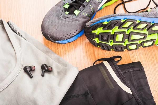 Koşu için aksesuarlar, ayakkabılar ve yeni kıyafetler, modern teknolojiden faydalanmak..