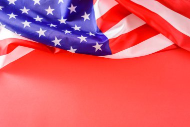 Amerikan bayrağı resmi olmayan bir şekilde kırmızı izole edilmiş arkaplanda katlandı..