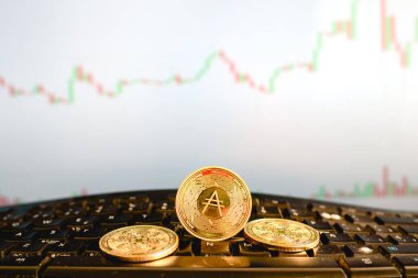 Cardano dijital para birimi, ADA, altın sikkeler, bir broker 'ın klavyesinde.