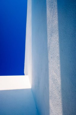 Akdeniz tarzı evlerde beyaz duvarlar, basit ve temiz tasarlanmış geometrik açılı şekiller..