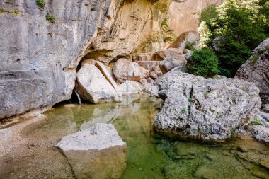 İspanya 'nın Beceite kenti yakınlarındaki Parrizal nehrinin kenarındaki kanyonlar ve kayalıklar..