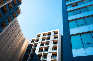 Kapalı bir meydanda havalandırmayı geliştirmek için açık havaya açılan yeni yerleşim yerleri..