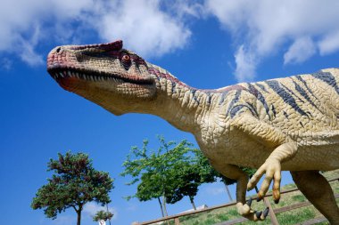 Büyük dişli bir dinozor olan Allosaurus Fragilis 'in açık hava parkında yeniden yaratılması..