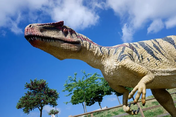 Rekreation Allosaurus Fragilis Dinosaurie Med Stora Tänder Utomhuspark — Stockfoto