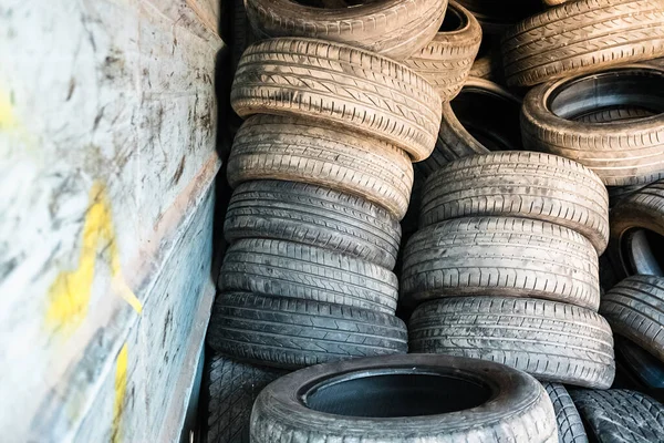 Los Neumáticos Goma Contaminan Aire Las Ciudades Retiran Para Ser —  Fotos de Stock