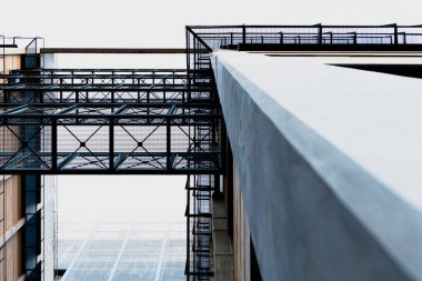 İletişim kurmak için binalar arasındaki çelik geçitlerdeki metal örgüler..