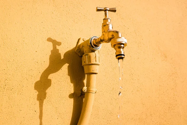 Wall Tap Wall Sun Which Fresh Water Drips — Stock Photo, Image