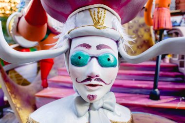 Valencia, İspanya - 4 Eylül 2021 Yanmadan saatler önce Renkli Fallas heykelleri