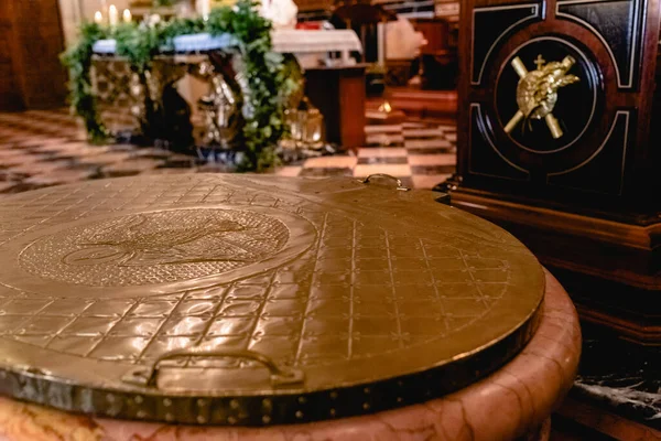 Detail Van Het Interieur Van Een Donkere Kerk Met Religieuze — Stockfoto