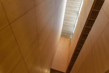 Geniş ahşap duvarlar, yüksek tavanlı, açık ve aydınlık bir alan yaratır..