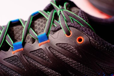 Koşan ayakkabı bağcıklarının makro görünümü karmaşık bağcık detaylarını ve canlı renkleri gösterir.