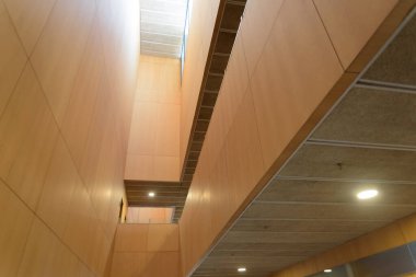 Geniş ahşap iç döşeme, bolca doğal ışık ve modern tasarım içerir..