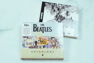 Valencia, İspanya - 10 Aralık 2025: Digipak formatında Beatles müzik CD 'leri fotokopi alanı ile ışıklandırıldı