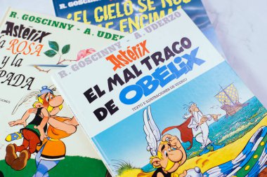 Valencia, İspanya - 10 Aralık 2025: Asterix ve Oburiks çizgi romanlarında karakterler ve kitap kapakları