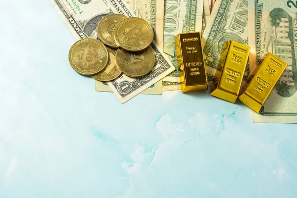 Değişik para birimleri banknotların ve altın külçelerin yanına mavi bir fon üzerine yerleştirilir. Bu ayar, ek metin veya iletiler için açık alan sağlayarak finansal temaları vurgular.