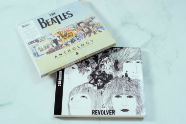 Valencia, İspanya - 10 Aralık 2025: Digipak 'taki Beatles müzik CD' leri kopya için yer, bulanık arkaplan