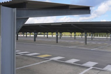 Valencia, İspanya - 18 Ocak 2025: Açık gökyüzü altında gölgeler yaratan boş süpermarket otoparkı
