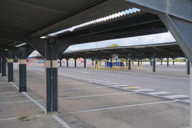 Valencia, İspanya - 18 Ocak 2025: Gölge ve fotokopi alanı için tenteli boş süpermarket otoparkı