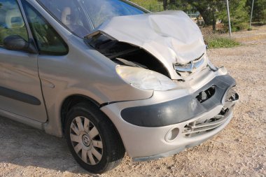 Valencia, İspanya - 18 Ocak 2025: Belirgin bir hasar ve bulanık arka plan içeren bir araba kazası