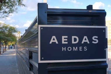 Valencia, İspanya - 18 Ocak 2025: İnşaat alanı imzası ve şirket logosu ile metin ve kentsel ortam için açık alan