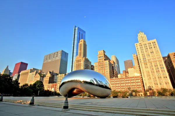 Kapu - a bab-Millennium Park napkeltekor, Chicago-ban felhő — Stock Fotó