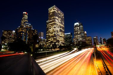 Şehir Los Angeles şehir merkezinde ışıkla gün batımında rotaları
