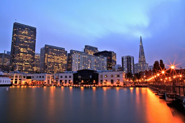 Иллюминированный центр Сан-Франциско в сумерках — стоковое фото