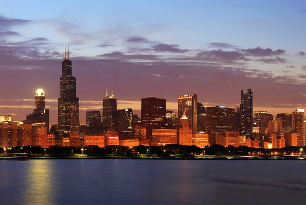 Panorama de Chicago Skyline al anochecer — Foto de Stock