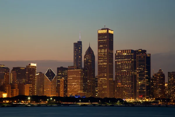 Panorama chicago za soumraku — Stock fotografie