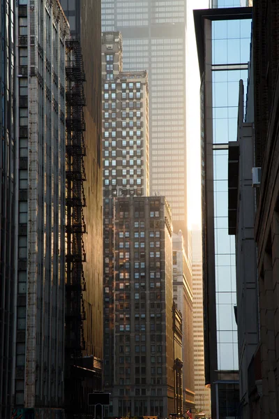 Felhőkarcolók Steet, naplementekor, Chicago Downtown — Stock Fotó