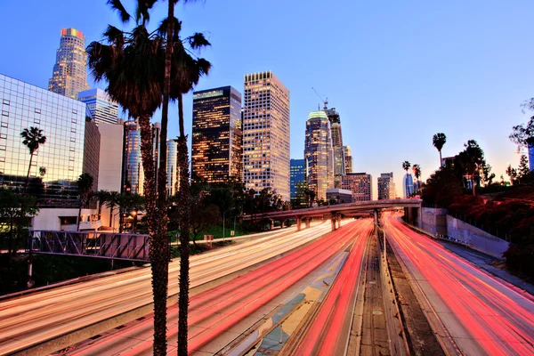 Ville de Los Angeles Centre-ville au coucher du soleil avec des sentiers de lumière — Photo