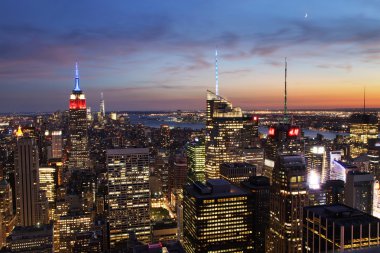 Empire State Binası alacakaranlıkta ile New York'un Midtown