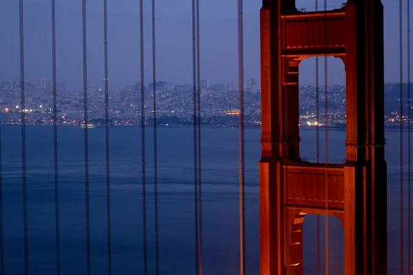 Goldene Torbrücke im Detail mit San Francisco im Hintergrund — Stockfoto