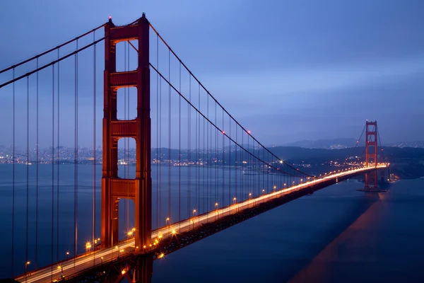 Puente iluminado Golden Gate al atardecer, San Francisco — Foto de Stock