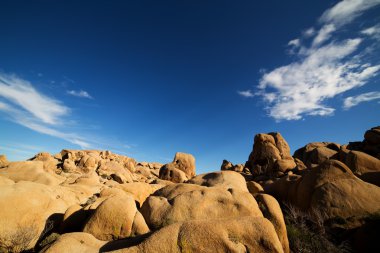 Kayalar Joshua Tree National Park, ABD'de mavi gökyüzü ile